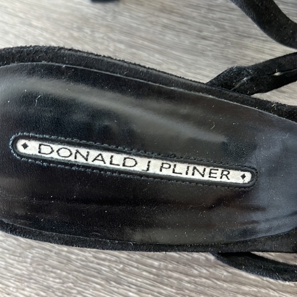Donald J Pliner Black Suede Toe Sandals with small heel - Picture 2 of 4